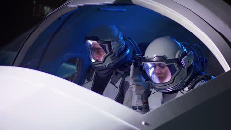 astronautas en la cabina de una nave espacial