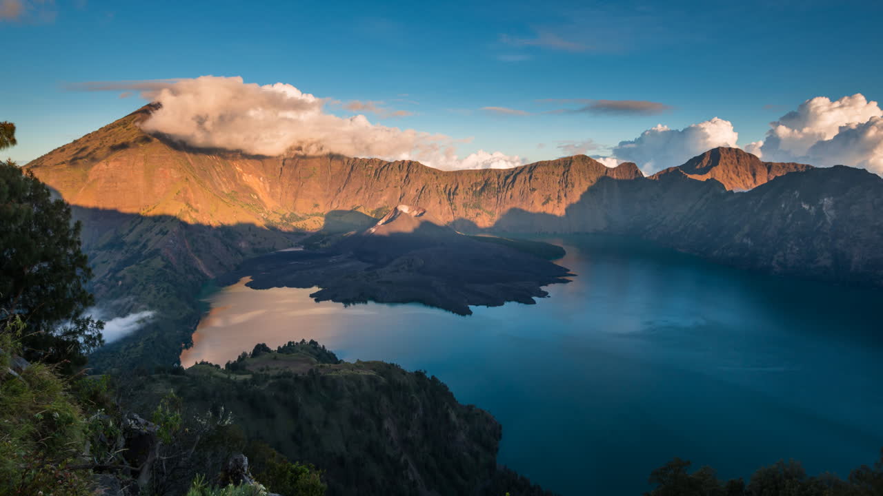 Tramonto sul Monte Rinjani dal campeggio di Senaru