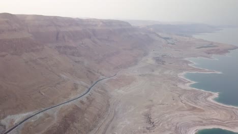 Vista-Aérea-Del-Mar-Muerto-Y-El-Acantilado-Circundante-Del-Desierto