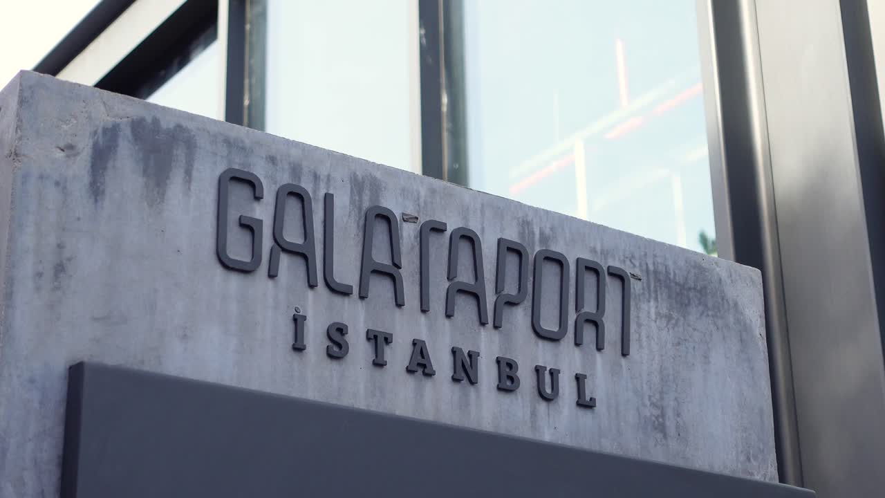 el letrero de galataport en estambul