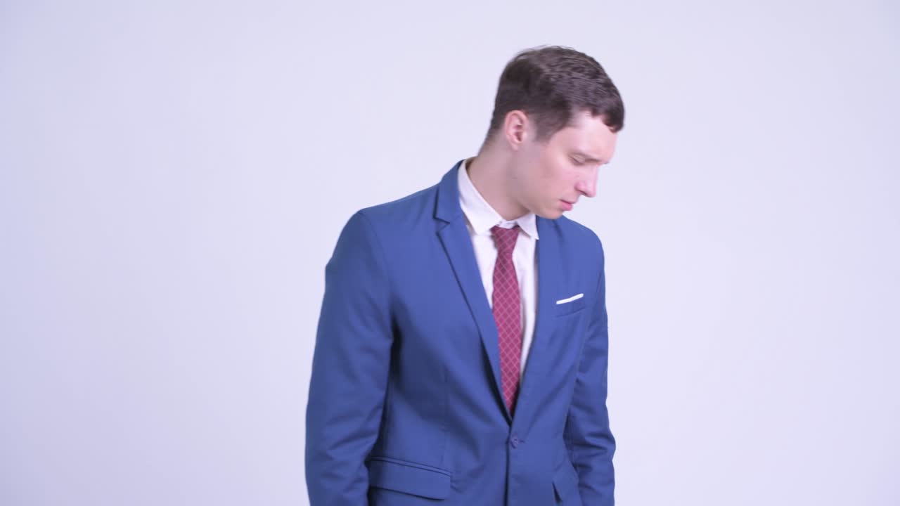 슈트 입은 잘생긴 젊은 사업가