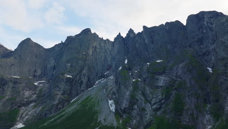 la abrupta fachada rocosa sobresaliente del dramático trollveggen en romsdal, noruega