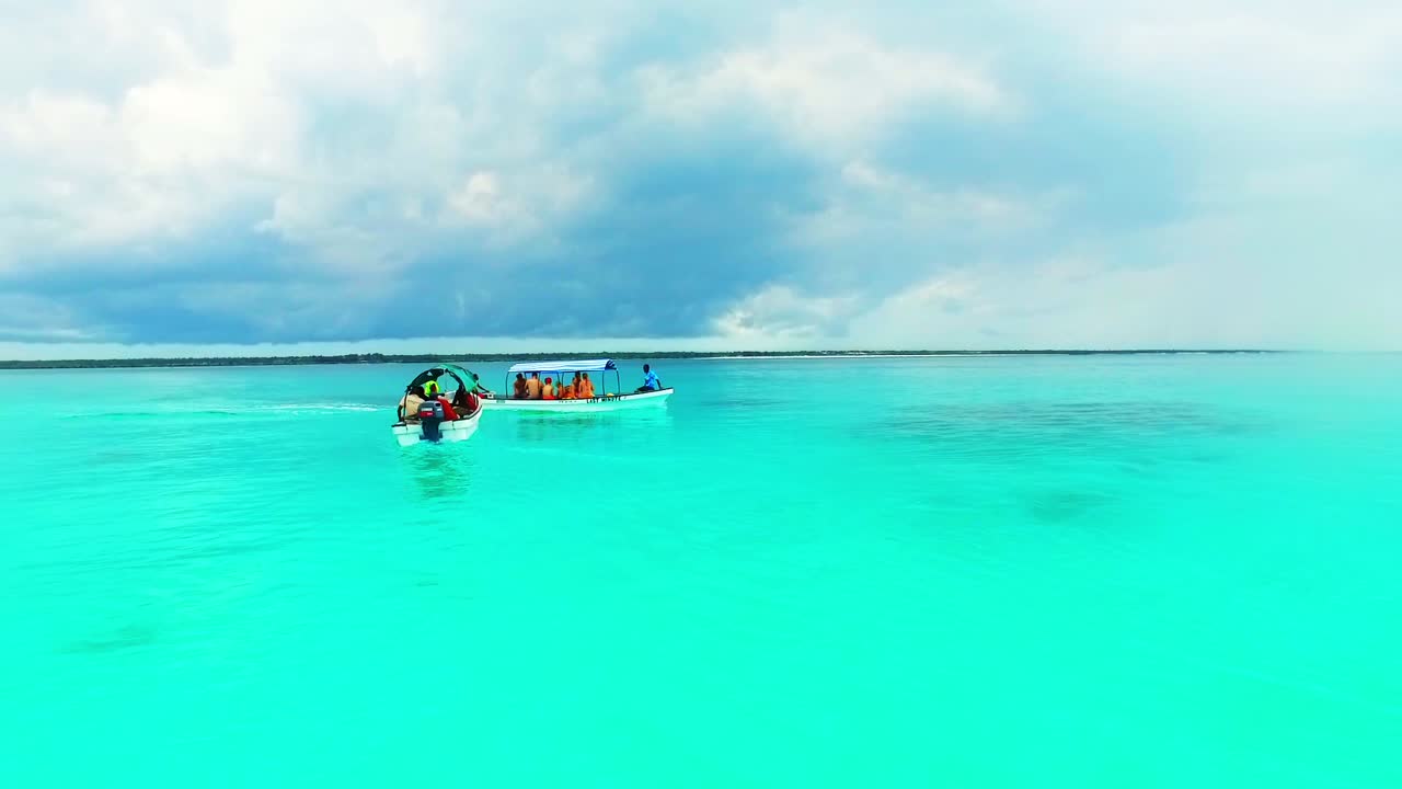 Zanzibar adasında gezi tekneleriyle çok güzel beyaz kumlu plaj.