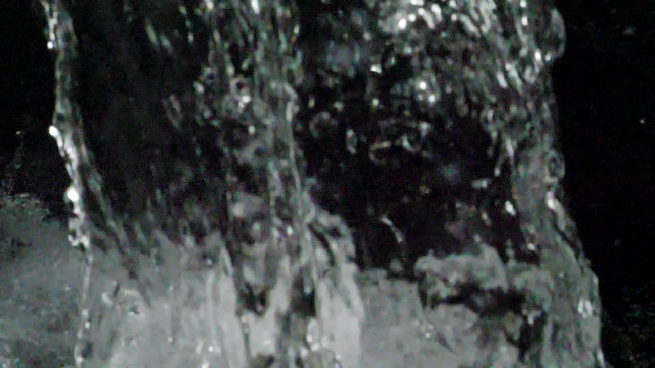 primer plano de agua derramándose de manantial de montaña en las montañas de nc