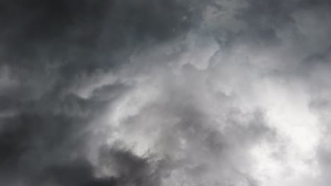 nubes cumulonimbus y relámpagos en una tormenta
