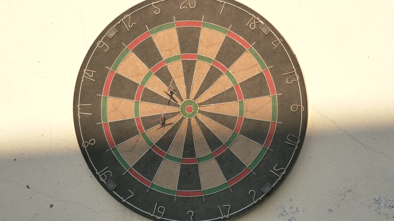 은 날에 다르트를 치고 마지막 다르트는 마지막 에서 황소의 눈을 때립니다. 4k 영상, 느린 동작.