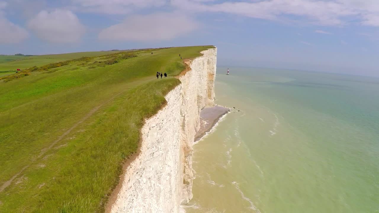 hermosa toma aérea de los acantilados blancos de dover en beachy head inglaterra 3