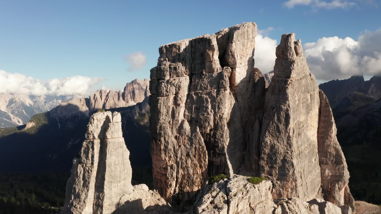 이탈리아의 울퉁불퉁한 돌로마이트 풍경을 배경으로 크로다 다 라고가 있는 상징적인 친퀘 토리 산 첨탑의 가까운 공중 전망