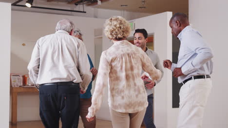 Gente-Divirtiéndose-Asistiendo-A-Clases-De-Baile-En-El-Centro-Comunitario