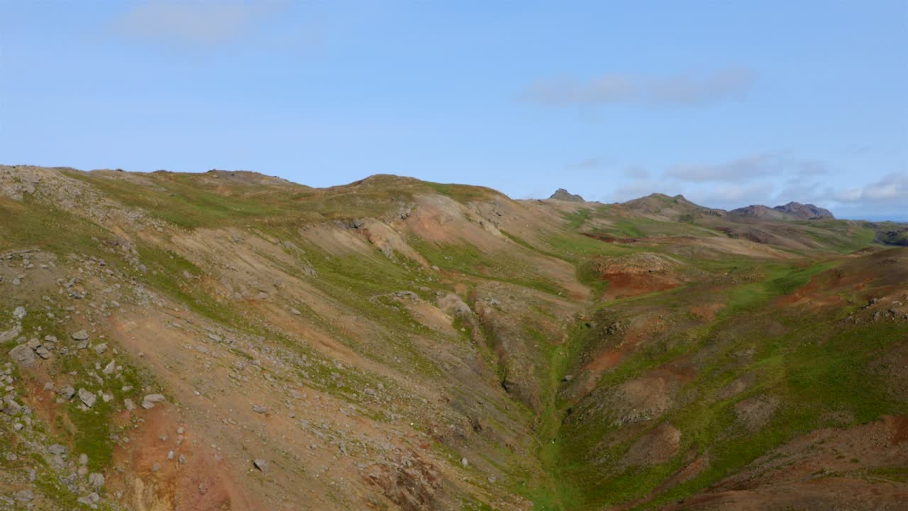 vista aérea de un hermoso paisaje con vistas a las colinas volcánicas de islandia