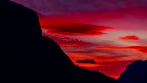 Vista-Estática-De-La-Puesta-De-Sol-En-Lapso-De-Tiempo-Sobre-Una-Cordillera