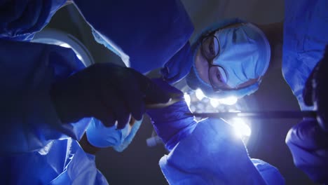 Chirurgen-Tragen-Gesichtsmasken-Und-Halten-Chirurgische-Instrumente-Im-Operationssaal