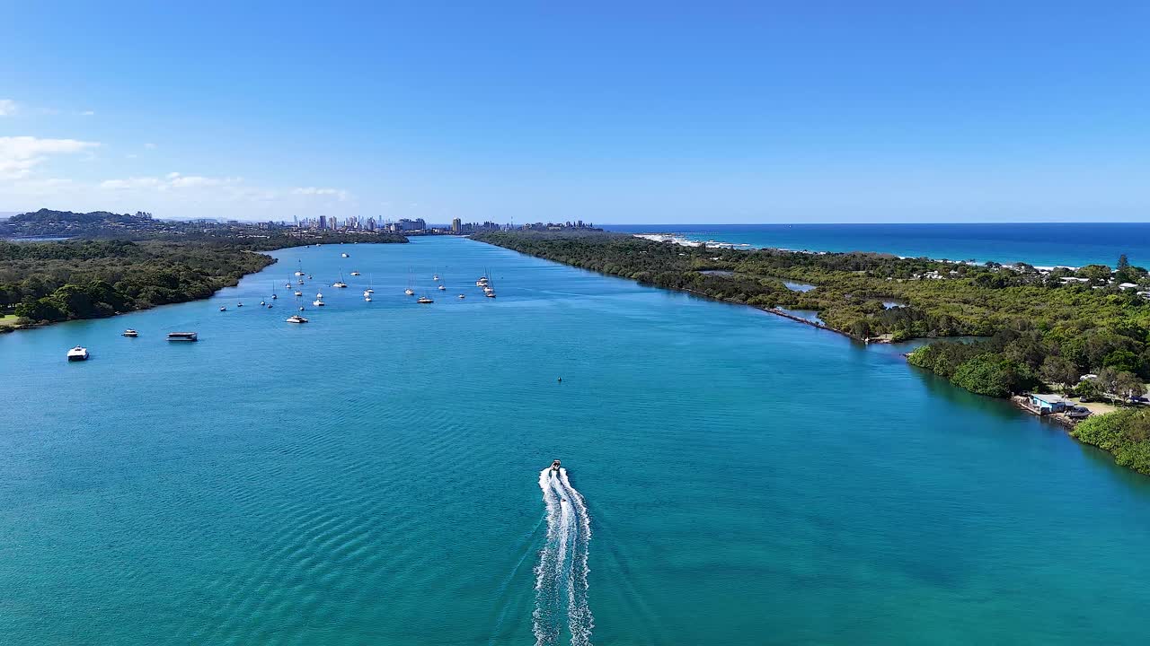 오스트레일리아의 아름다운 트위드 강을 따라 보트 여행