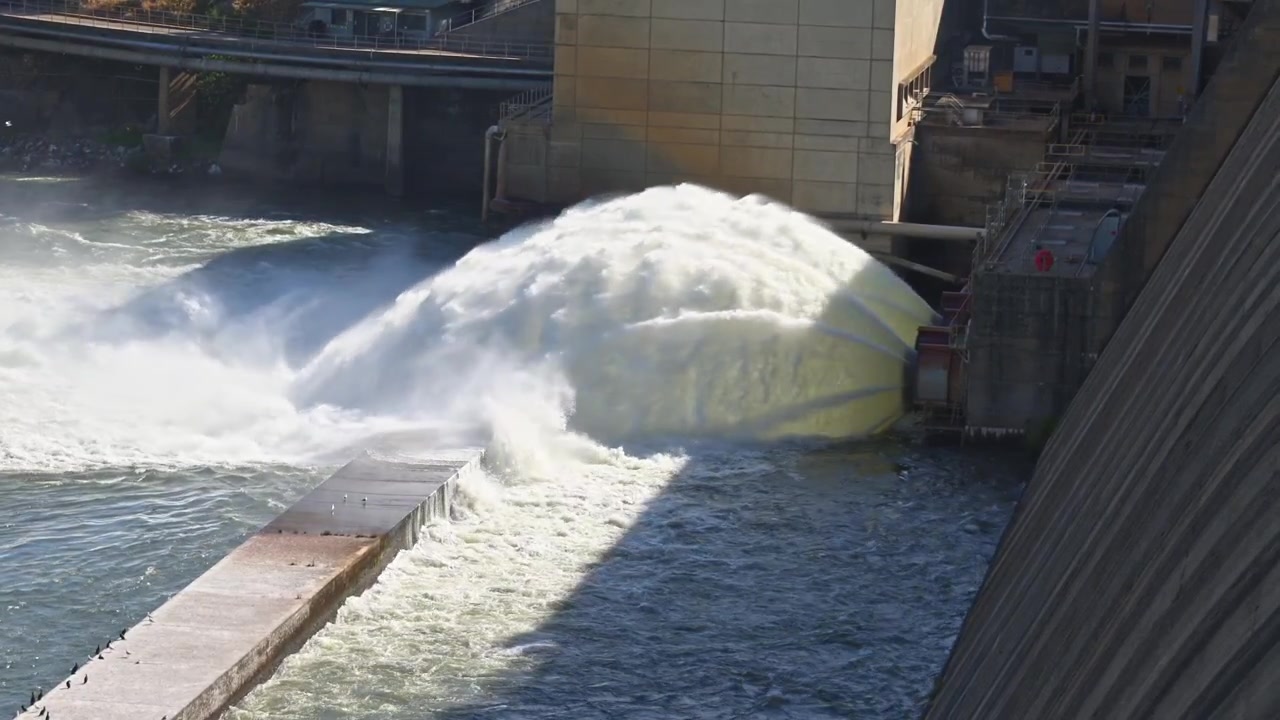 Turbulent vannutslipp fra Hume-demningen nær Albury, NSW, Australia