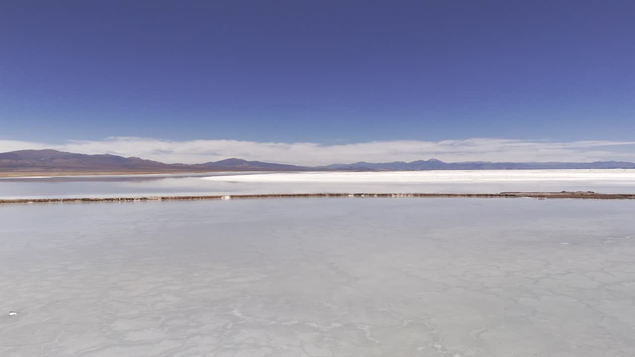 panorámica aérea de drones a lo largo de la carretera 52 que divide las salinas grandes de las provincias de jujuy y salta, argentina