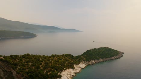 Una-Toma-Aérea-Cinematográfica-De-La-Isla-Ithaca-En-Grecia.