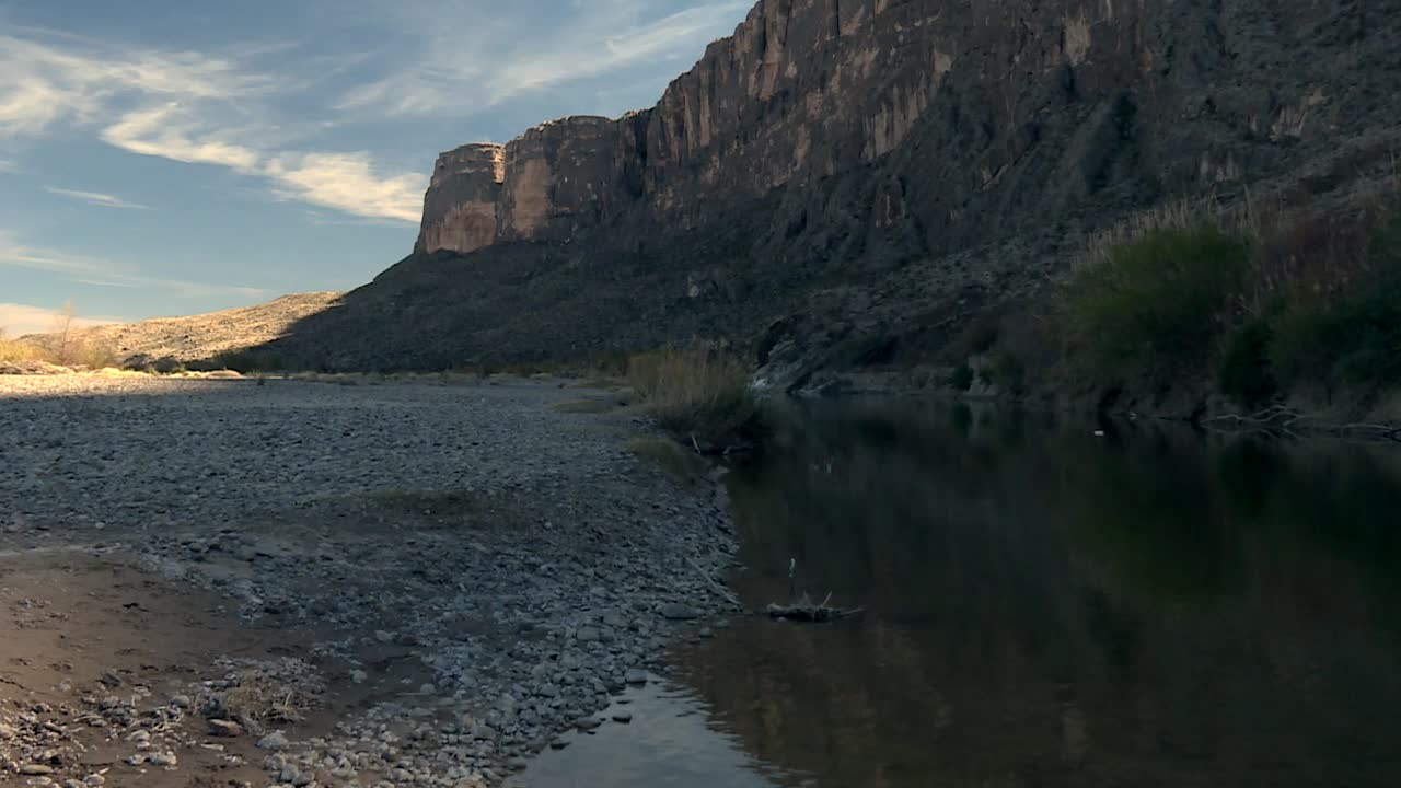 텍사스 주 빅벤드 국립공원의 협곡 급경사면에 있는 바위가 많은 강바닥