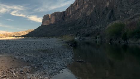 Felsiges-Flussbett-Am-Canyon-Steilhang-Im-Big-Bend-Nationalpark,-Texas