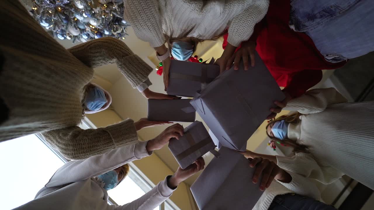 친구 들 이 크리스마스 를 선물 로 축하 하고 있다