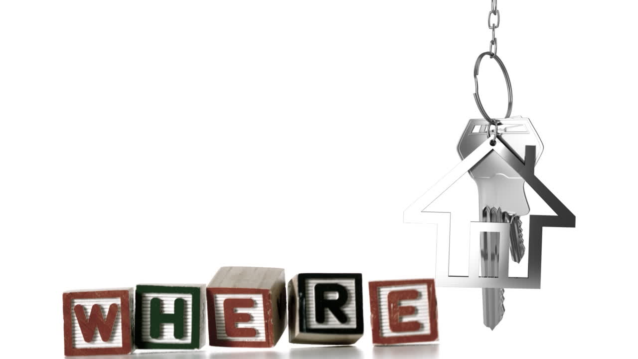 텍스트와 함께 나무 블록의 애니메이션과  ⁇  바탕에 키와 함께 은색 집 모양