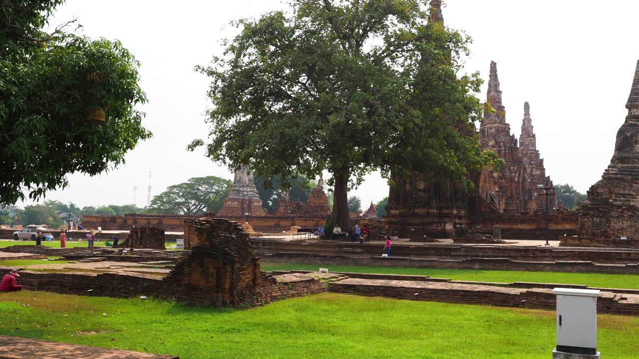 los turistas visitan las ruinas históricas de los templos en tailandia