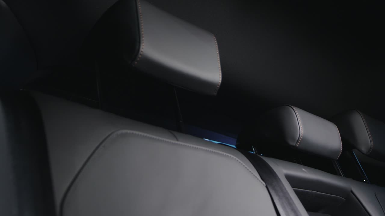 disparo en primer plano de los asientos traseros negros vacíos de un coche en cuero