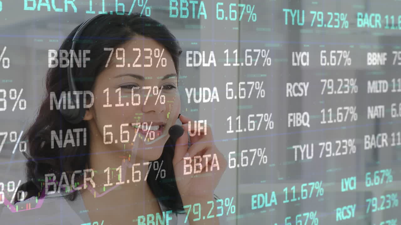 휴대폰 헤드 ⁇ 을 착용한 사업가 여성에 대한 금융 및 통계 데이터 처리 애니메이션