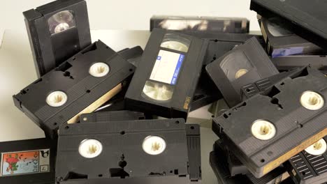 VHS-Kassetten-Werden-Auf-Einen-Stapel-Geworfen