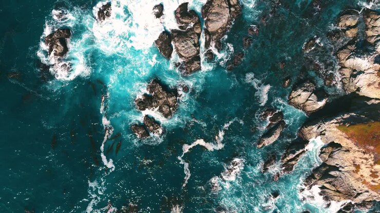 Costa rocciosa a picco sul mare al rallentatore in California.