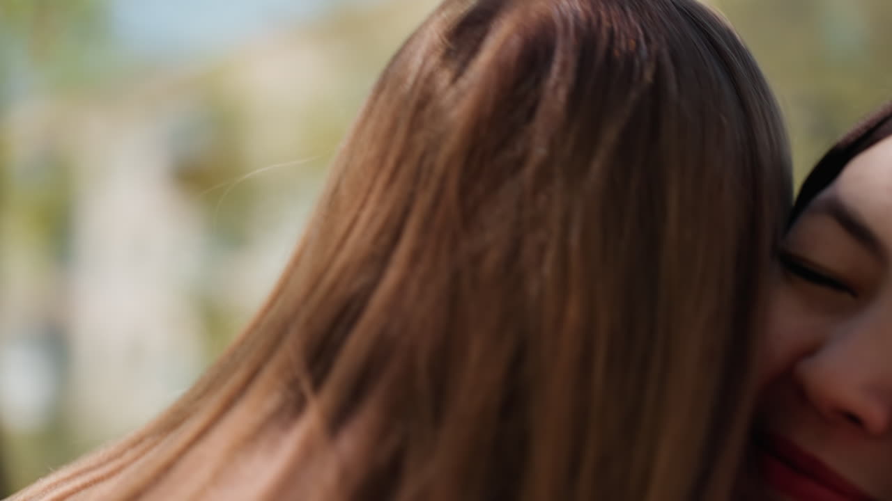 risas durante una actividad lúdica en el parque, diversión informal entre amigos con los ojos vendados y saludos alegres, escena soleada en el parque que captura a amigos disfrutando de juegos sorpresa y risas sinceras