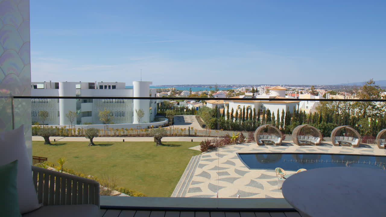 salones con vistas a la piscina al aire libre en el lujoso alojamiento del hotel w algarve en portugal