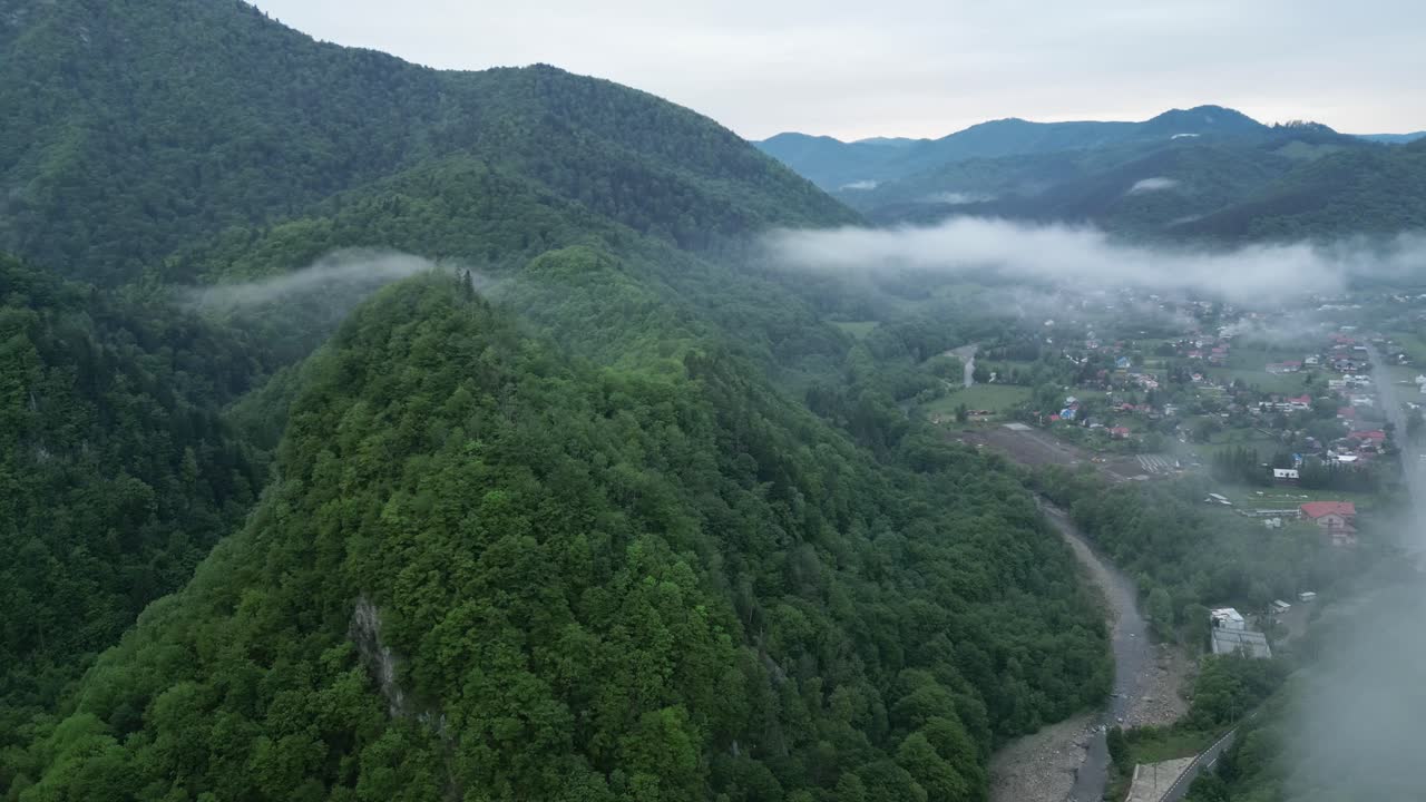 valles y nubes sobre el pueblo rural de lepsa, condado de vrancea, rumania
