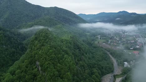 Valles-Y-Nubes-Sobre-El-Pueblo-Rural-De-Lepsa,-Condado-De-Vrancea,-Rumania