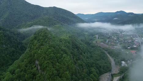 valles y nubes sobre el pueblo rural de lepsa, condado de vrancea, rumania