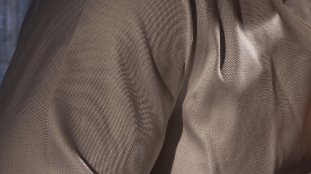 hombre de negocios con una bonita camisa de vestir y pulsera