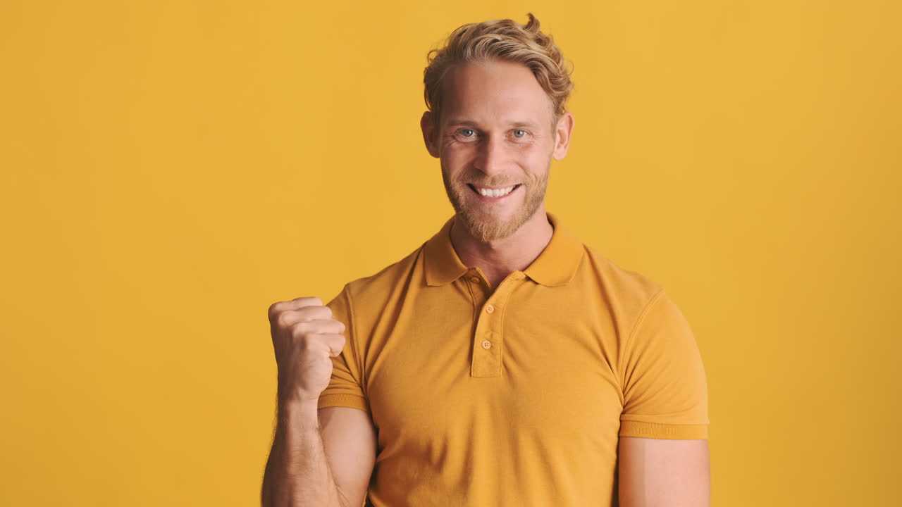 un tipo alegre celebrando la victoria.