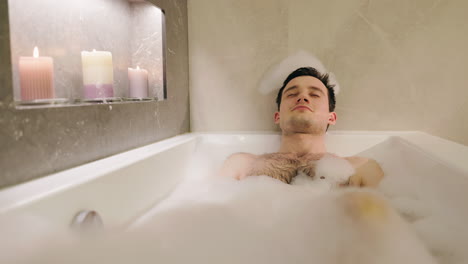 hombre relajándose en un baño de burbujas