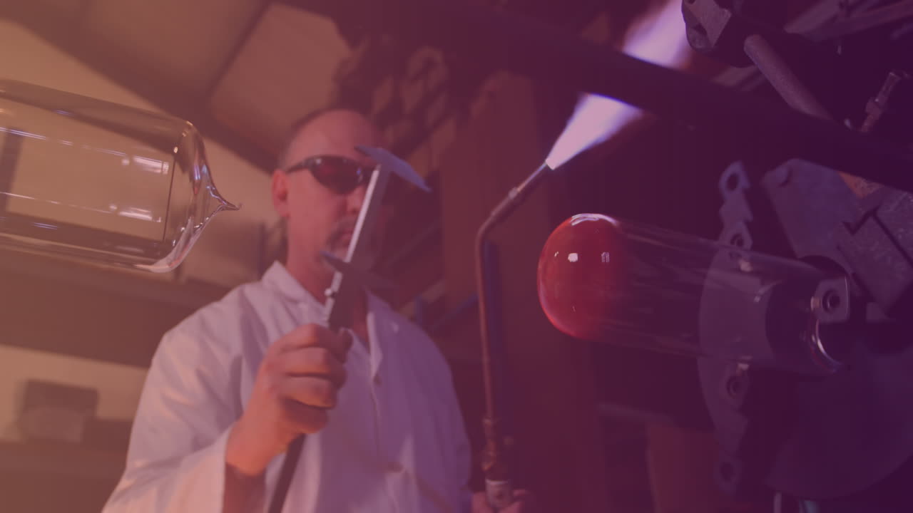 animación de un trabajador caucásico que hace vidrio en un taller