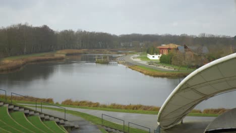 Schöne-Pflanzenlandschaft-Mit-Gebäuden-Und-Flusswasser-Im-Hintergrund