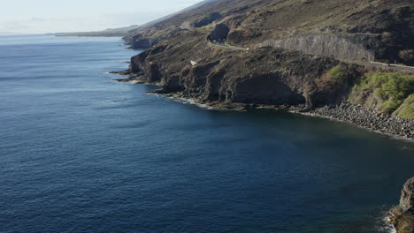 Aerial-view-of-cars-driving-on-Honoapiilani-Highway-along-the-cliffs-of-the-Auau-Channel-on-Maui,-Hawaii