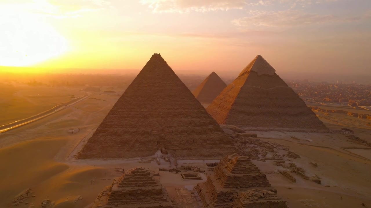 Vista aerea delle Piramidi di Giza al tramonto