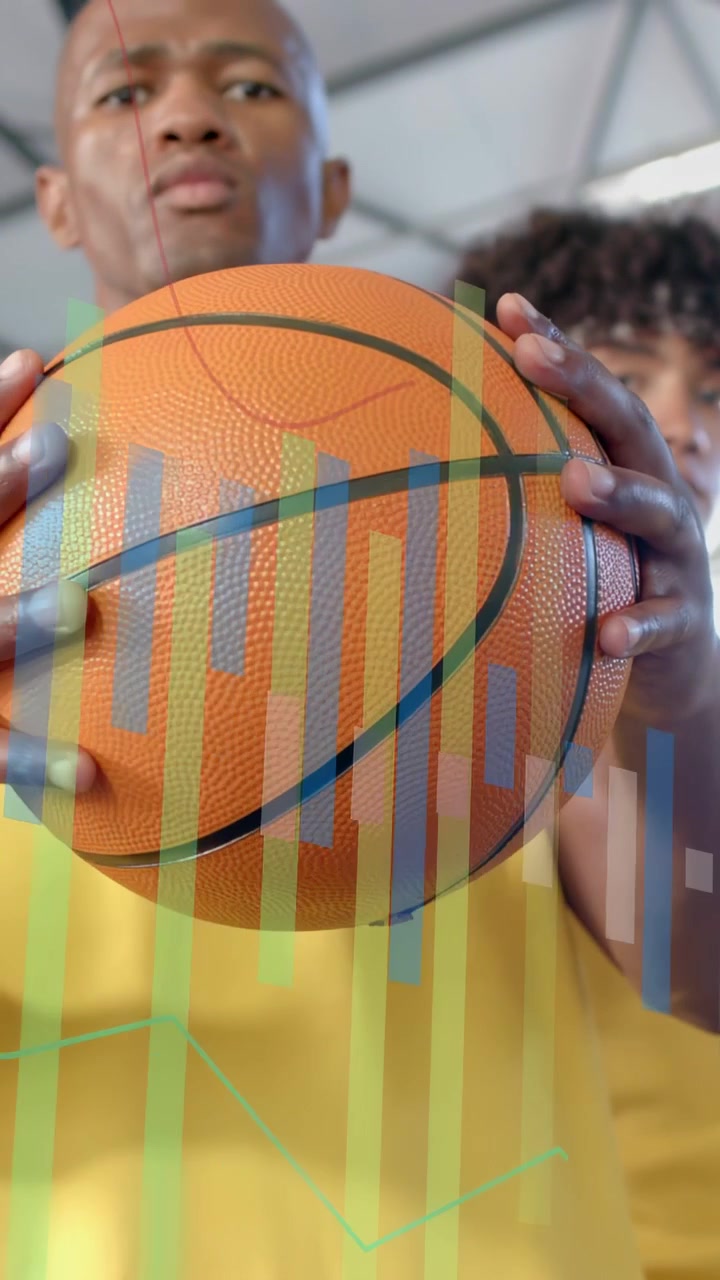 Vídeo vertical: Homem segurando uma bola de basquete enquanto barras coloridas sobem, causando a elevação da câmera para um anúncio de esportes.