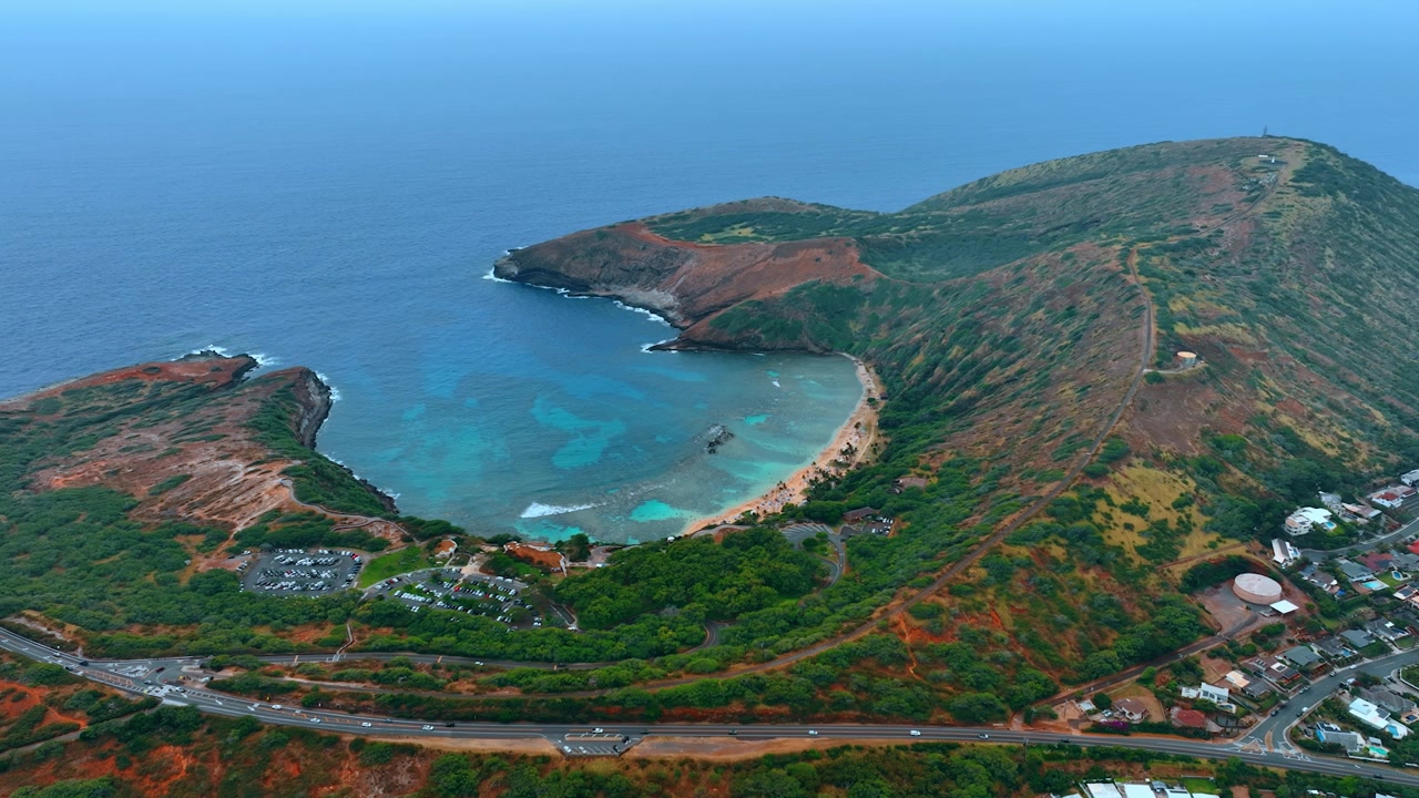 Vista panoramica della splendida Hanauma Bay con una bellissima spiaggia. Vista pittoresca della costa delle Hawaii dall'alto