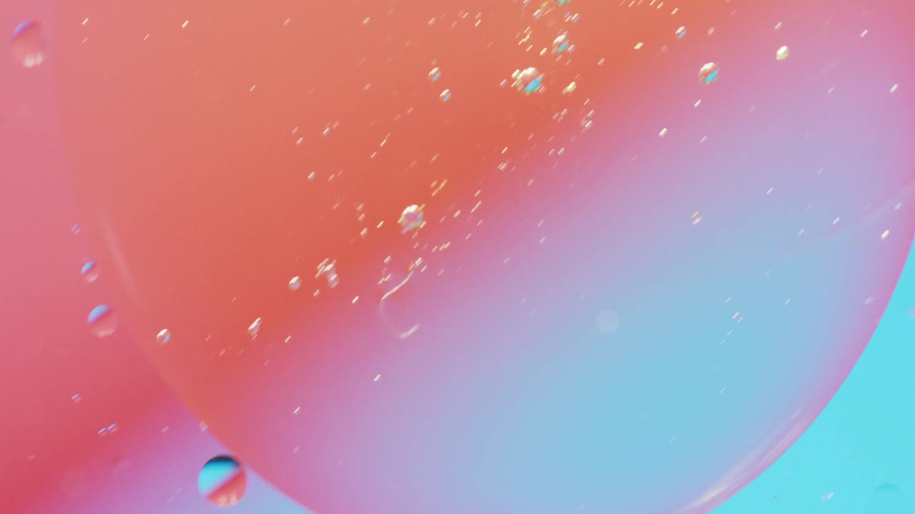 복사 공간과 함께 빨간색과 파란색 배경에서 움직이는 거품의 애니메이션