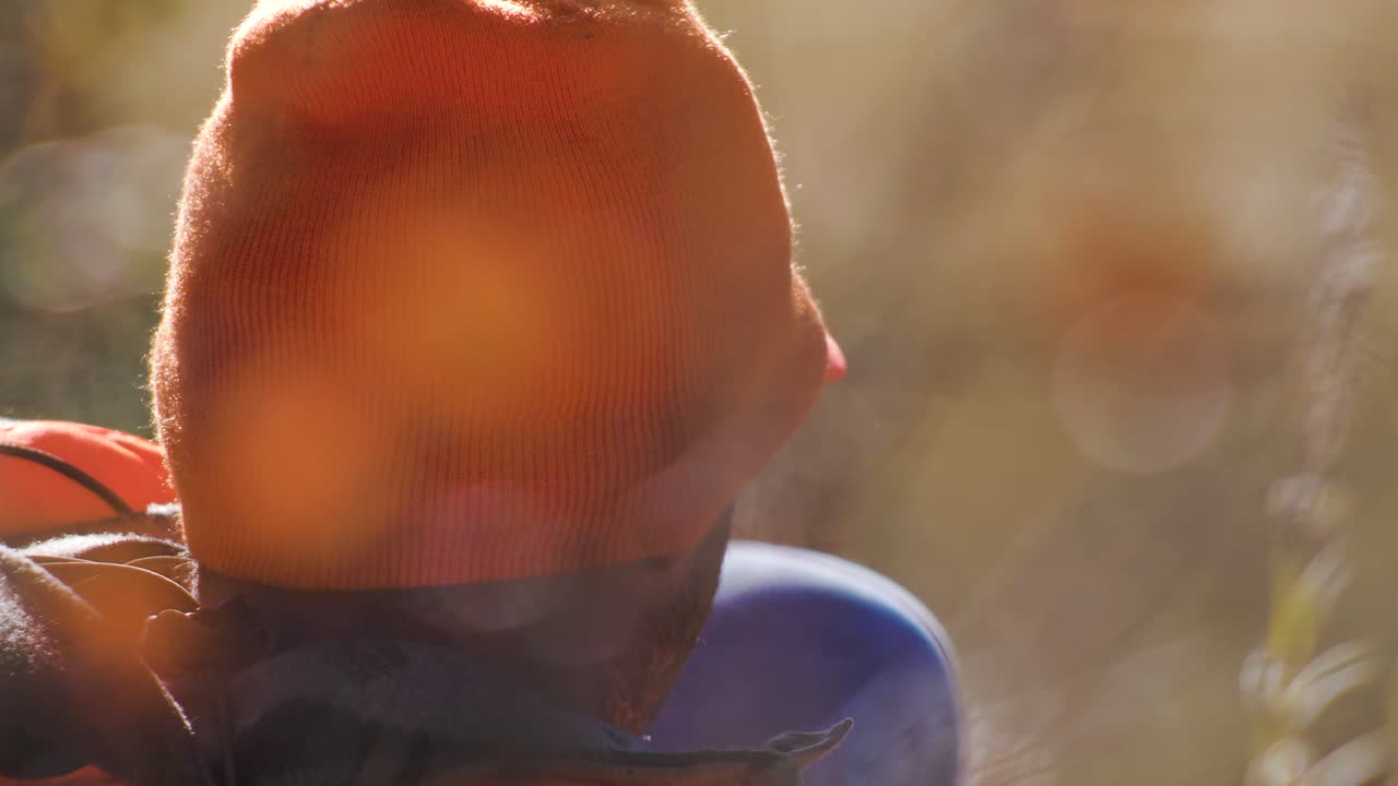 사냥꾼은 사냥꾼 오렌지를 입고 들판에서 기다립니다