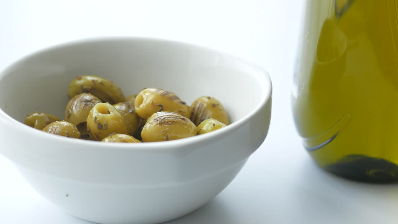 녹색 올리브와 올리브 오일