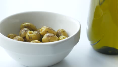 aceitunas verdes y aceite de oliva