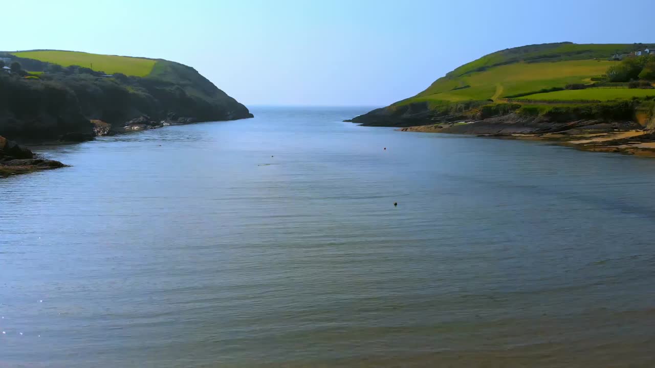 산들 사이의 바다 4k