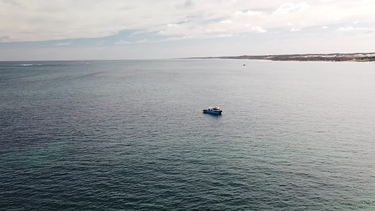 barco de pesca anclado en la costa de australia occidental cerca del naufragio de alkimos.