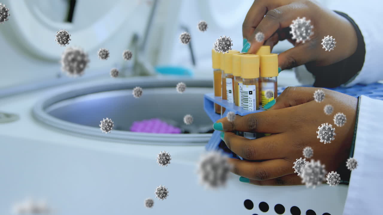 실험실에서 플을 확인하는 두 인종의 의사 위에 떠다니는 거대 코로나19 세포의 애니메이션